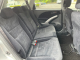 ★セカンドシートアレンジ★ 左右分割式のチップ機構を備えています。荷物の状況に応じて使い分けできます。背の高い荷物も積込みOKです。