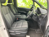 広々とした室内空間が快適。運転席からの視界も広く、運転しやすい環境です。落ち着いた色調で統一されています。