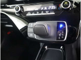 扱いやすいシフトパターンです。足踏み式のパーキングブレーキを採用してます。