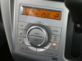 【オートエアコン】車内温度を感知して自動で温度調整をしてくれるのでいつでも快適な車内空間を創り上げます!どの席に座っても快適なドライブが楽しめます♪