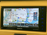 鮮明な画面で、目的地までスムーズに。運転に集中しながらも、地図情報を確実な状態で確認できます。長距離ドライブも安心ですね。