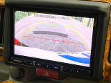 【バックカメラ】駐車時に後方がリアルタイム映像で確認できます。大型商業施設や立体駐車場での駐車時や、夜間のバック時に大活躍!運転スキルに関わらず、今や必須となった装備のひとつです!