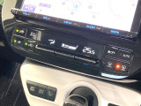 【オートエアコン】一度お好みの温度に設定すれば、車内の温度を検知し風量や温度を自動で調整。暑い&hellip;寒い&hellip;と何度もスイッチ操作をする必要はありません。快適な車内空間には必須の機能ですね♪