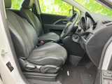 広々とした室内空間が特徴です。運転席からの視界は広く、操作性も良好。快適なドライブをサポートします。上質な素材が、安らぎを与えます。