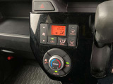 オートエアコンは温度を設定するだけで、自動で風量などを設定してくれます。運転しながら操作も必要ないので、安全性も向上します。