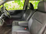 シートは清潔に保たれており、気持ちよくお乗りいただけます。運転に必要な操作系も、使いやすく配置されています。快適なドライブを。