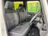 運転席シート廻りは使用感も少なく、良好な状態となっています。前オーナー様が丁寧に使っていたことがよくわかりますね。