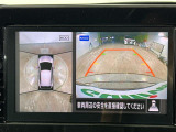 【全方位モニター】まるでクルマを真上から見下ろしたかのような視点で駐車をサポートします!クルマの斜め後ろや真横など、前後左右の4つのカメラの映像が合成されて、モニターに映し出されます。