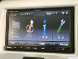 様々な情報を表示できるモニターは、運転をサポートする心強い味方です。車両情報や設定変更も簡単に行えます。