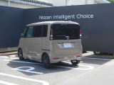 バックドアは大きく開きますので荷物の載せ下ろし時に便利です。