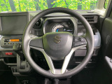 インテリアに合わせたデザインのステアリングは、運転される方のことも考え、運転しやすい形状、大きさです。是非一度、実際に触ってお確かめください。