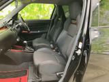 運転席からの視界は広く、運転操作もスムーズ。快適なドライビングをサポートする、機能的な空間です。