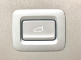 【パワーバックドア】スマートキーや運転席のボタンを押すだけでリアゲートが自動で開閉します!荷物を持っている時や、高い位置にあるバックドアを閉める際に便利な機能です♪