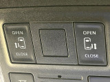 【両側パワースライドドア】スマートキーや運転席のスイッチで後席両側スライドドアの開閉が可能♪電動だから力を入れてドアを開ける必要が無く、小さなお子様でも簡単に開け閉めでき快適です♪
