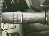 雨天時でもクリアな視界を確保できるワイパーレバー。運転に必要な視界を確保し、安全な走行をサポートします。操作も簡単に行えます。
