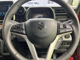 握りやすい太さで、運転操作をサポート。スポーティなデザインが、日常のドライブをより楽しく演出します。操作性も考慮された設計です。