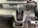 足元スッキリ、インパネシフトです。パーキングブレーキは電子制御パーキングブレーキタイプなので、運転席と助手席の間がスッキリしています。