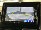 リバースギアに入れるだけで後方の表示へ切り替わります。夜間や雨の日の駐車も楽になりますよ。