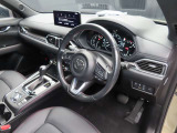 別角度からの運転席の画像です。オルガン式アクセルペダルの採用で運転時の疲労軽減に役立っています☆