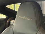 弊社2階のショールームにて約14台の車両を展示しております。色とりどりのポルシェと共にご来場お待ちしております。