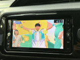 停車中に楽しめるTV機能。長距離移動の休憩時などに、ニュースや番組をチェックできます。同乗者の方もきっと喜んでくれるでしょう。
