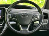 握りやすいステアリングは、運転操作を快適にします。オーディオや通話などの操作もステアリング上で行えるので、運転に集中できます。