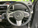 握りやすいステアリングは、運転の操作性を高め、長距離ドライブでも疲れにくい設計です。オーディオ操作も可能で、運転に集中できます。