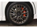 【Fスポーツ専用オレンジブレーキキャリパー】スポーティな走りに対応するLEXUSロゴ付きのFSPORT専用ブレーキキャリパー。