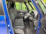運転席まわりには十分なスペースがあり、大柄な方でもゆったり運転していただける環境です。