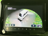 駐車時の安全性を高めるバックモニター。狭い場所でもスムーズに駐車でき、ドライバーをサポートします。