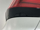 パワーバックドアの開閉スイッチを車両側面側に配置。車両の横に立って操作できることで、後ずさりすることなくドアの開度を確認しながら、任意の位置で安全に停止させることができます。