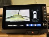 リバースギアに入れるだけで後方の表示へ切り替わります。夜間や雨の日の駐車も楽になりますよ。