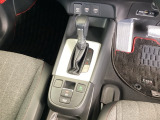 シンプルでとても使いやすいフロアシフトに、パーキングブレーキは電子制御パーキングブレーキです。