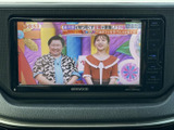 停車中には、テレビや動画コンテンツを楽しめます。休憩時間や待ち時間に、リラックスしたひとときをお過ごしください。長距離移動の強い味方です。