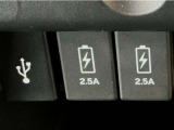 【USBポート】USBポートも装備されています、スマートフォンの充電やオーディオに連携も可能です、今や欠かせない装備の一つです!