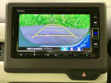 駐車時の安全をサポートするバックモニター。狭い場所でもスムーズな駐車をアシストし、ガイドライン表示でより確実な操作が可能です。