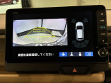 リバースギアに入れるだけで後方の表示へ切り替わります。夜間や雨の日の駐車も楽になりますよ。