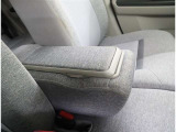運転席と助手席の間に便利なコンソールBOXが付いています。