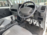 【運転席】座り心地が良いシートなので長時間の運転でも快適にお過ごしいただけます。新品のフロアマットのご注文も可能です。掲載箇所以外にご希望の写真がございましたらお気軽にお問い合わせ下さい。