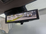 インテリジェントルームミラー搭載で、車の後方に設置されたカメラ映像を映し出してシートバックやヘッドレスト、同乗者に視界が遮られることがなく視認性が非常に良いです