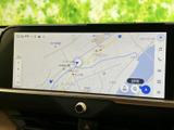 見やすい地図表示で、目的地への道案内をスムーズに行います。渋滞情報もリアルタイムで確認できるので安心です。