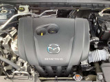 24Vマイルドハイブリッドで爽快な走りを実現する「e-SKYACTIV-G 2.0」。高効率エンジンと電動化技術の組み合わせにより、燃費性能とアイドリングストップ機能をさらに向上させました。
