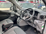 運転席まわりは視認性と操作性を重視した使いやすいレイアウト。ナビや各種スイッチ類も手の届きやすい位置に配置され、毎日の運転を快適にサポートしてくれます!