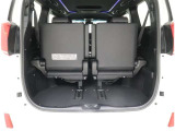 <バックドア>ハッチバックなので、バックドアは上に開きます♪大きな荷物の出し入れがしやすくなります。便利ですよ♪