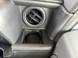 運転席にもドリンクホルダーを装備!