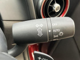 操作しやすい位置に配置されたレバーで、スムーズなウインカー操作が可能。安全運転をサポートする機能です。