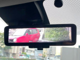 【インテリジェントルームミラー】後席の大きな荷物や同乗者で後方が確認しづらい時でも安心!カメラが撮影した車両後方の映像をルームミラー内に表示。クリアな視界で状況の確認が可能です!