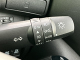 操作しやすい位置に配置されたウインカーレバーで、安全な車線変更をサポートします。直感的な操作性で、運転に集中できます。