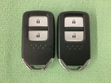 スマートキーを装備しています。鍵を差し込むことなくドアロックの開け閉めと、スタートボタン操作でのエンジンスタートができます。スペアキーも同じものを用意しております。