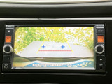 後方確認をサポートするモニターは、安全な運転に貢献。駐車時の狭いスペースでも、状況を把握しやすくなっています。